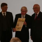 Dr. Uwe Müller (M.) bei der Verleihung des Kulturpreises des Frankenbundes zwischen Dr. Paul Beinhofer (r.) und Prof. Dr. Georg Seiderer (l.) Foto: Alois Hornung
